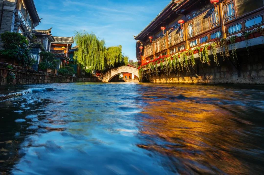我在麗江古城， 邂逅了一扇詩意的窗， 看櫥窗里的風景， 淡然且自在。