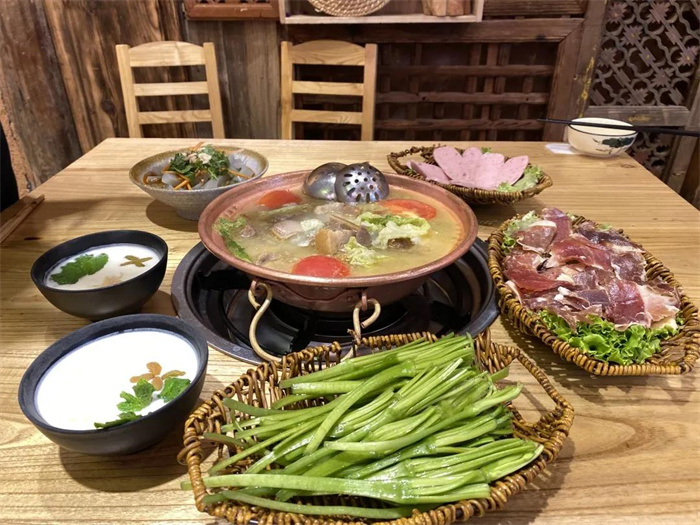 麗江美食攻略：”會吃的麗江人，一天都吃了什么？