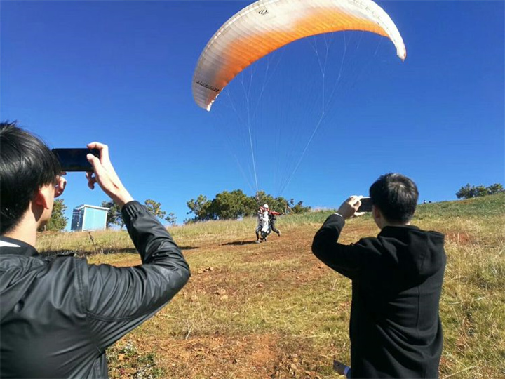 麗江旅游攻略小編帶您了解麗江戶外運動：麗江滑翔傘，是麗江曼沙卡丁車俱樂部推出的小眾刺激的團建項目之一