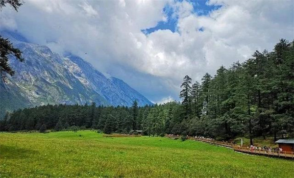 麗江徒步路線推薦：玉龍雪山徒步攻略，麗江戶外團建的最佳選擇